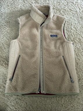 Patagonia Synchilla Cream Fleece Vest with Zip Pockets (size XS)